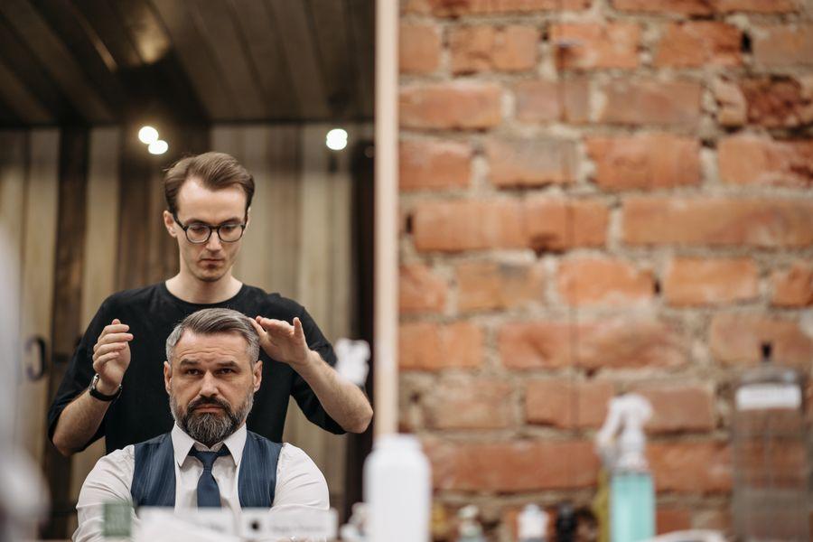 Homem elegante com cabelo grisalho
