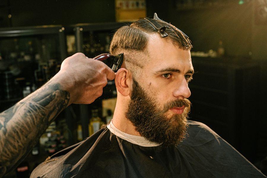 Homem com corte de cabelo moderno fade