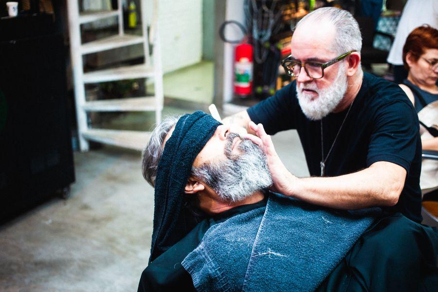 Homem com barba cuidada e bem aparada