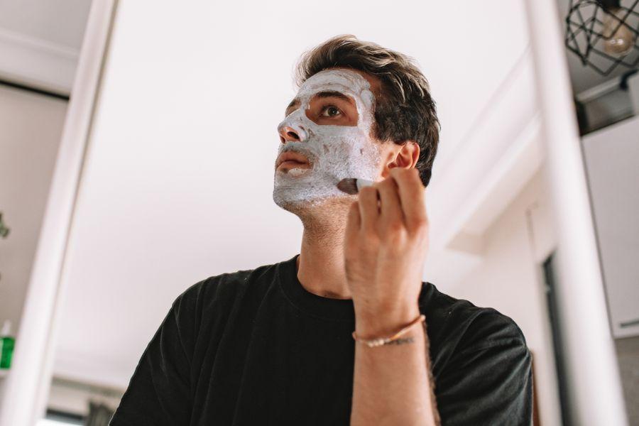 Homem a escolher hidratante facial