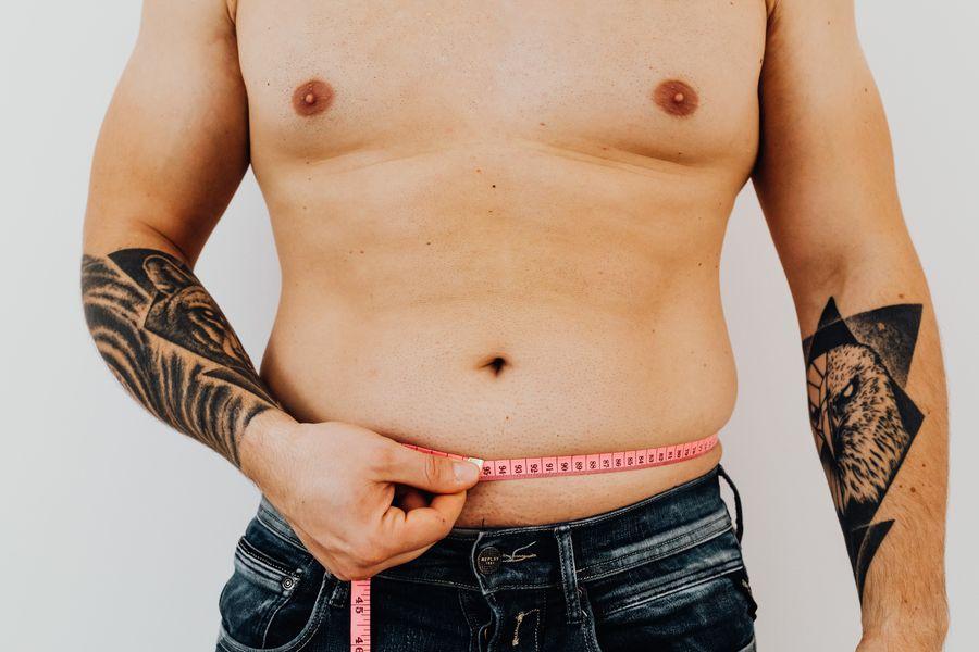 Homem com abdómen definido após lipo