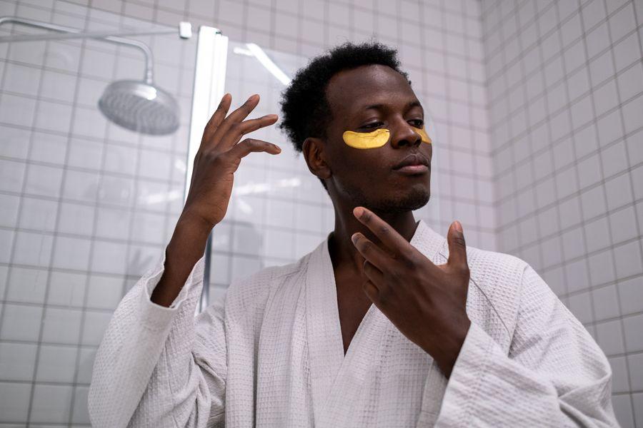 Homem com olhar descansado sem olheiras