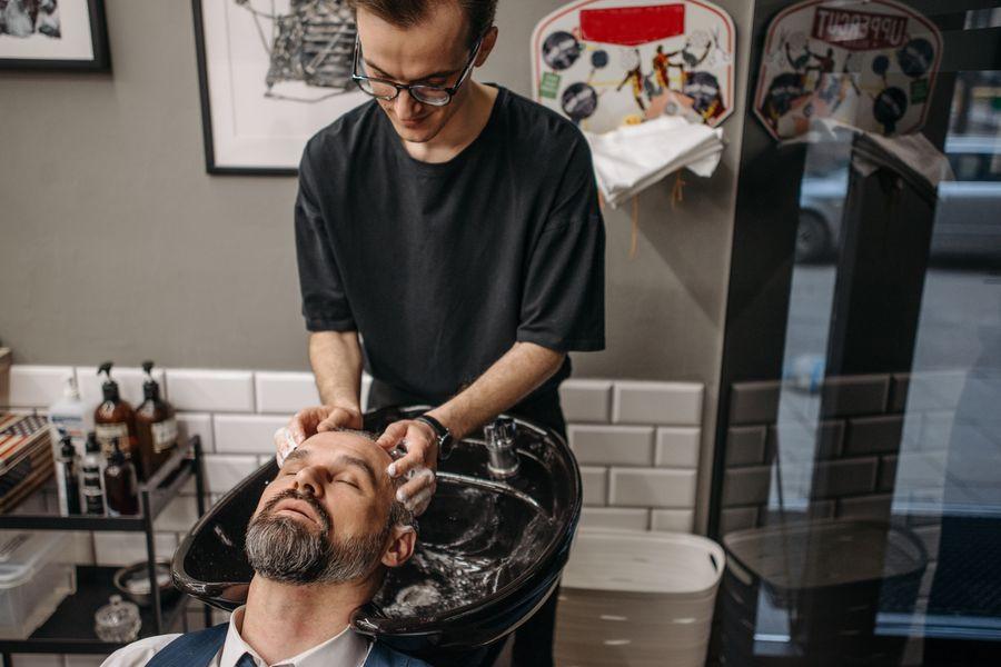 Homem a verificar queda de cabelo ao espelho