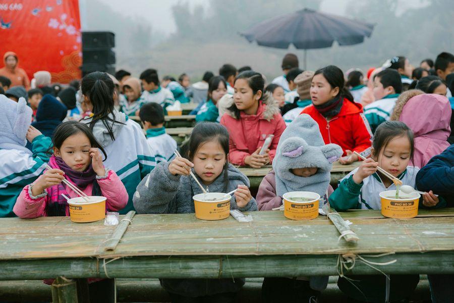 Sopa quente servida numa tigela no inverno