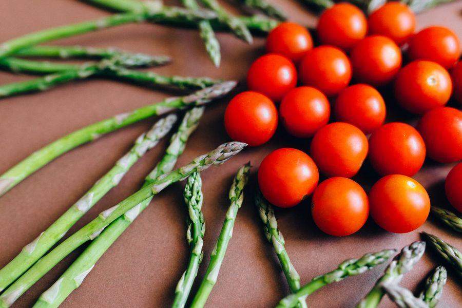 Cesto com legumes e frutas da primavera