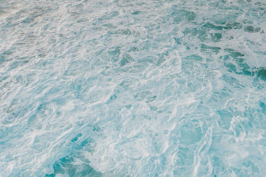 Copo de água fresca com limão no verão