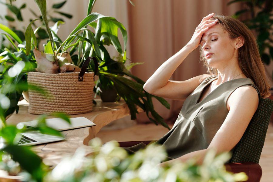 Pessoa em meditação ao ar livre em paz