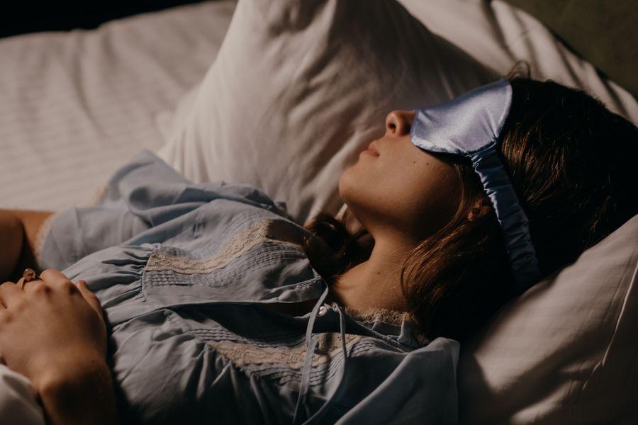 Pessoa a dormir profundamente numa cama